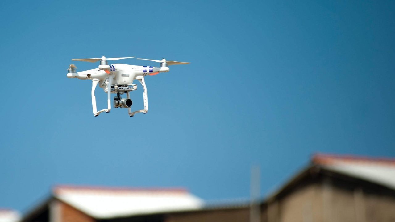Armó un drone casero para espiar en el Kentucky y lo perdió en una casa